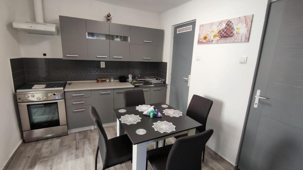 Freedom-Fehervar Apartman Székesfehérvár Buitenkant foto