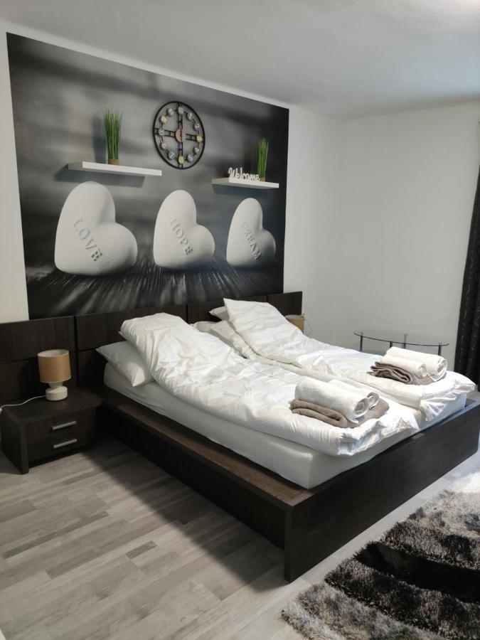 Freedom-Fehervar Apartman Székesfehérvár Buitenkant foto